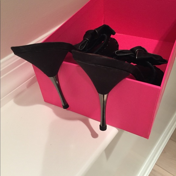 Sexy Betsey Johnson black satin bow stiletto heels - Picture 5 of 10